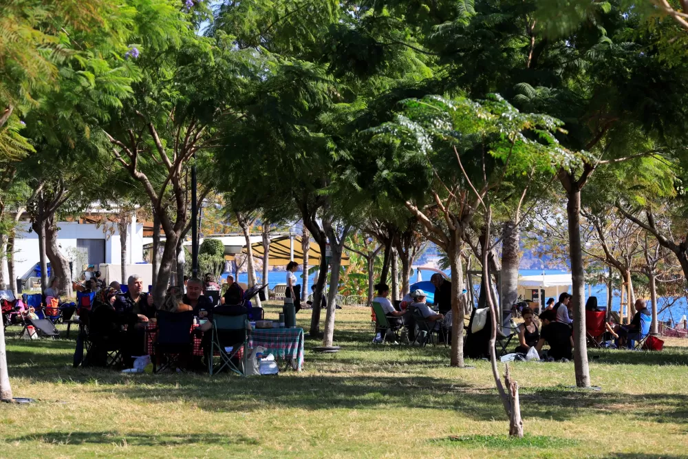 Hava sıcaklığı 26 dereceye çıktı, Antalya Konyaaltı sahili doldu