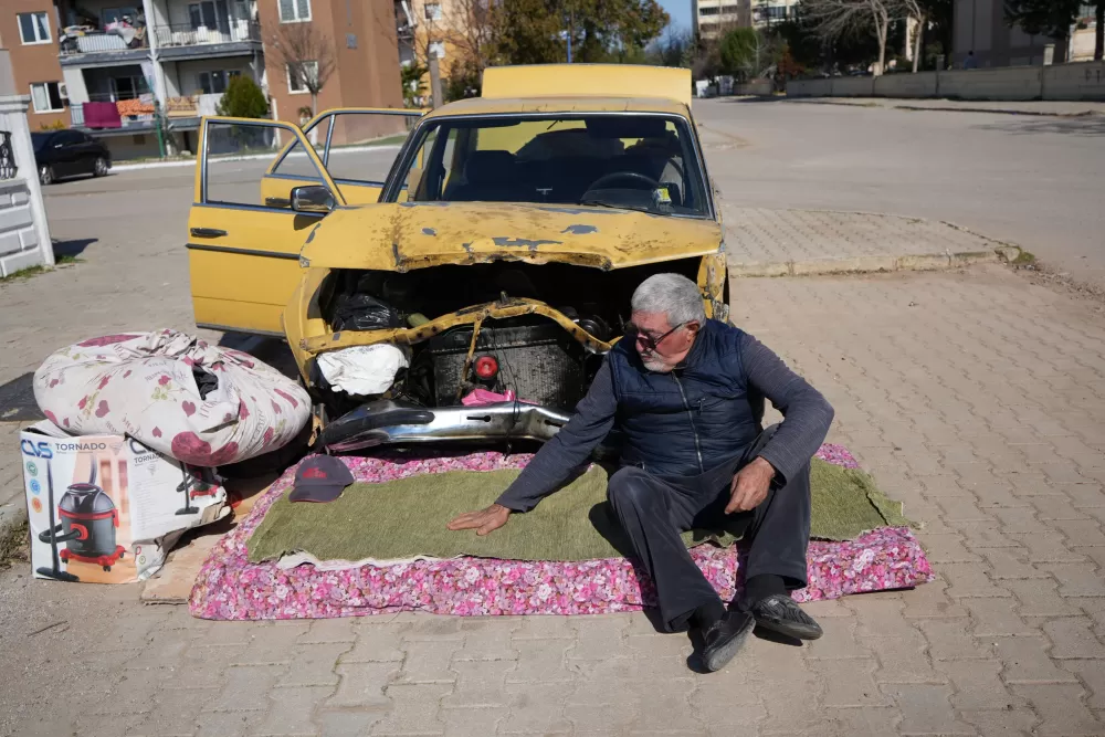 Kendisini bıçaklayıp uzaklaştırma alan eşini bankta yatarken görüp eve aldı, kendi evsiz kaldı