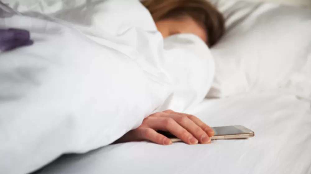 Uzmanlardan Uyarı! Yatarken Cep Telefonu Yakınımızda Olursa Ne Olur? 