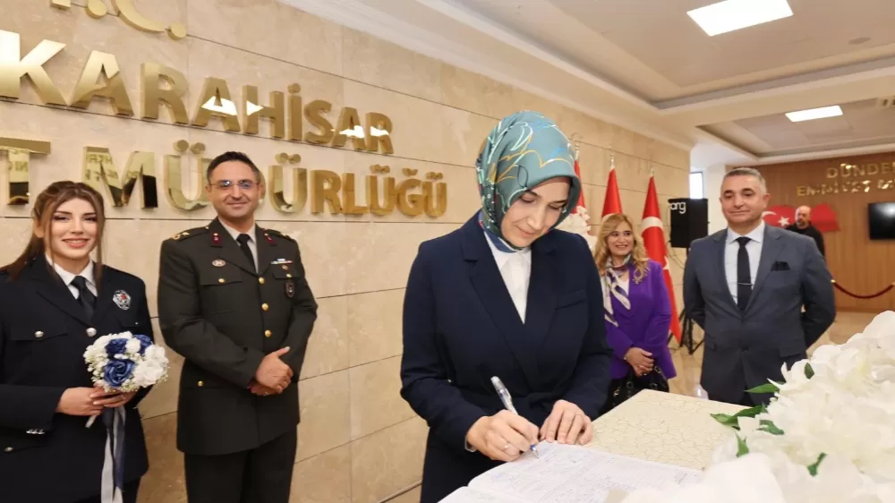 Vali polis memuru ile subay çiftin nikahlarına şahitlik yaptı