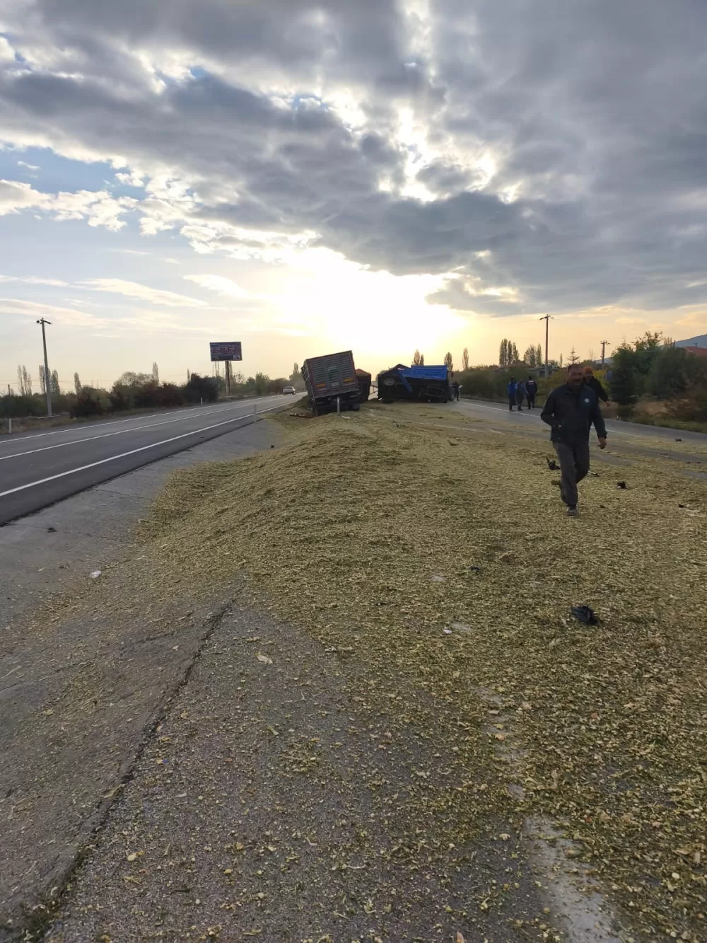 Tırın traktöre çarptığı kazada iki kişi yaralandı