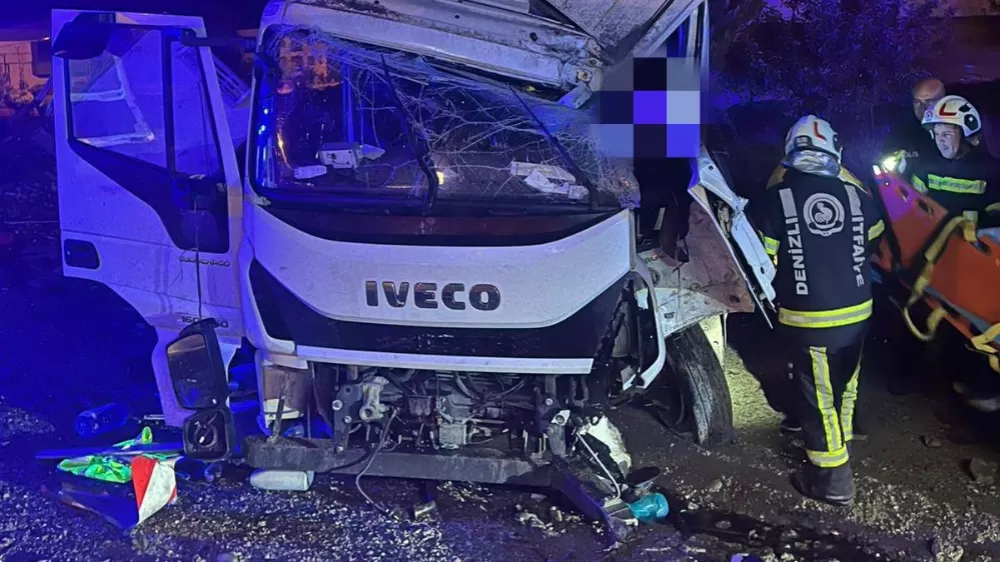 Yağışta yoldan çıkan kamyonet sürücüsü yaralandı