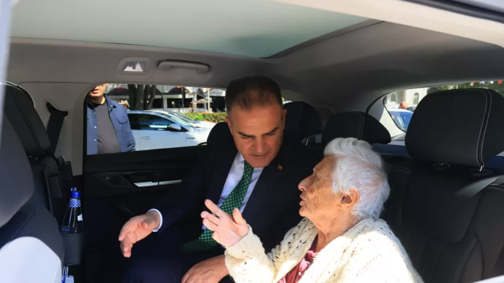 Yaşlı kadın Vali Akbıyık ile birlikte TOGG'u deneyimledi