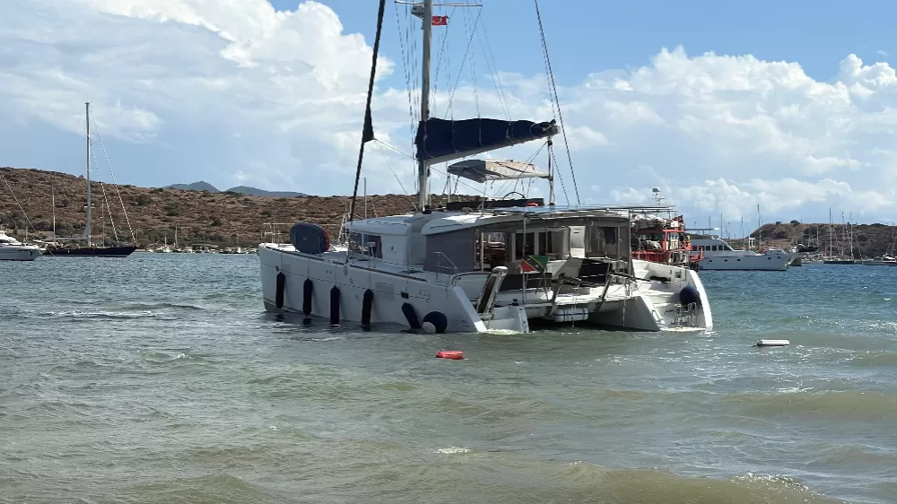 Yelkenli katamaran karaya oturdu