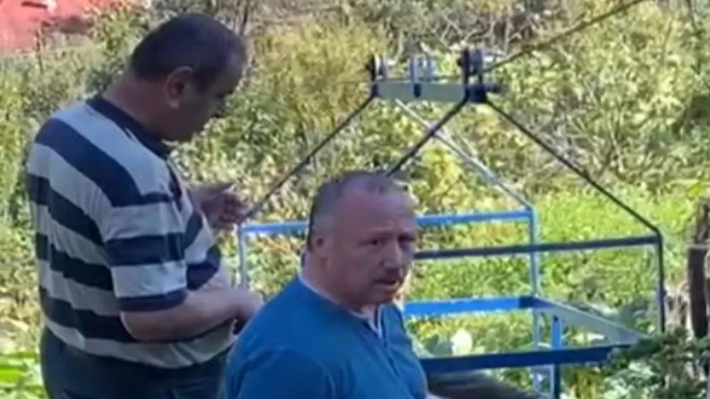 Yol bulunmayan mahallede cenaze teleferikle mezarlığa taşındı