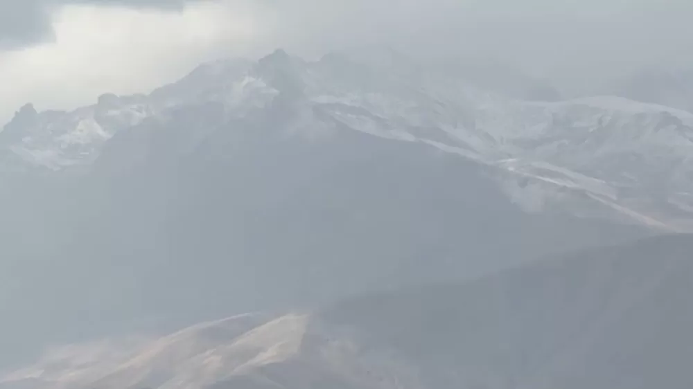 Yüksekova'ya mevsimin ilk karı düştü