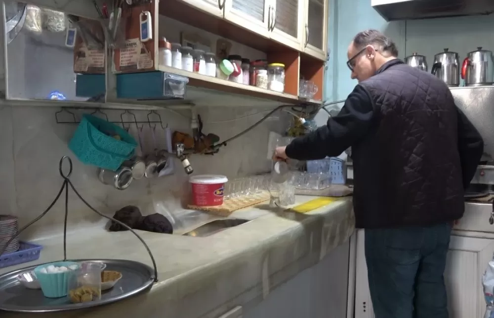 Burdurlu Çaycı Üzeyir’in 18 yılda biriktirdiği 15 bin çay paketi koleksiyonu ilgi çekiyor