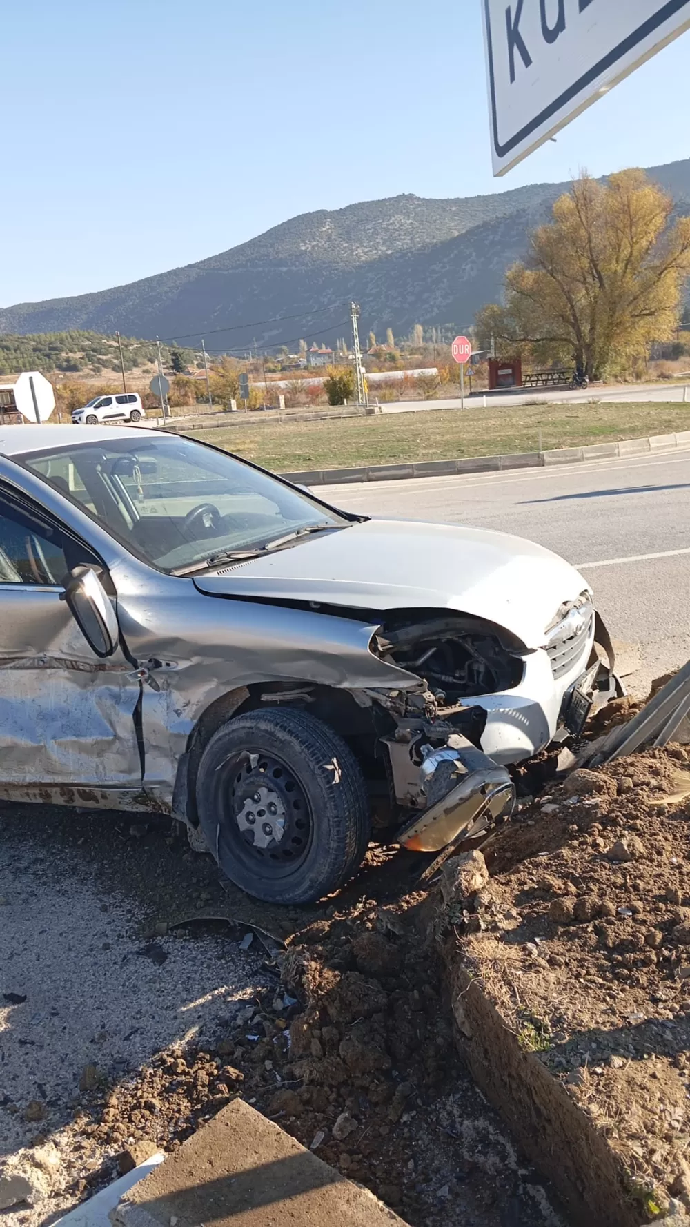 Çeltikçi'de otomobiller çarpıştı 3 kişi yaralandı