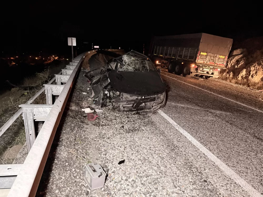 Tıra çarpan otomobilde 4 kişi yaralandı