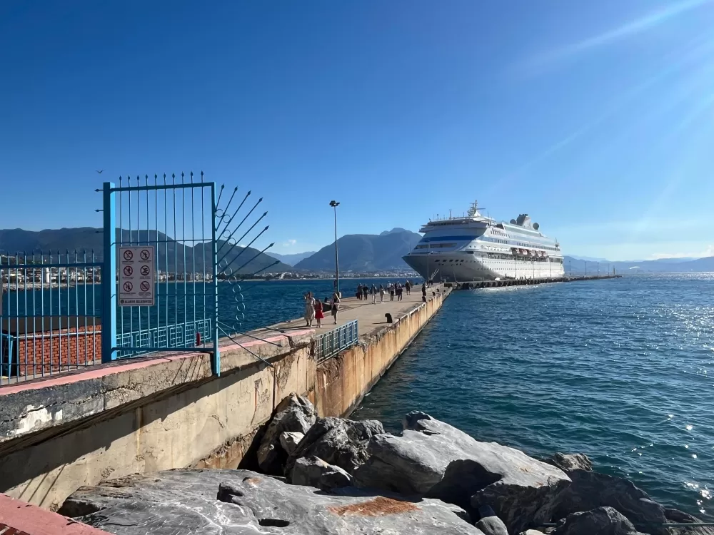 Lüks kruvaziyer 616 yolcu ve 435 mürettebatıyla Alanya'ya demirledi