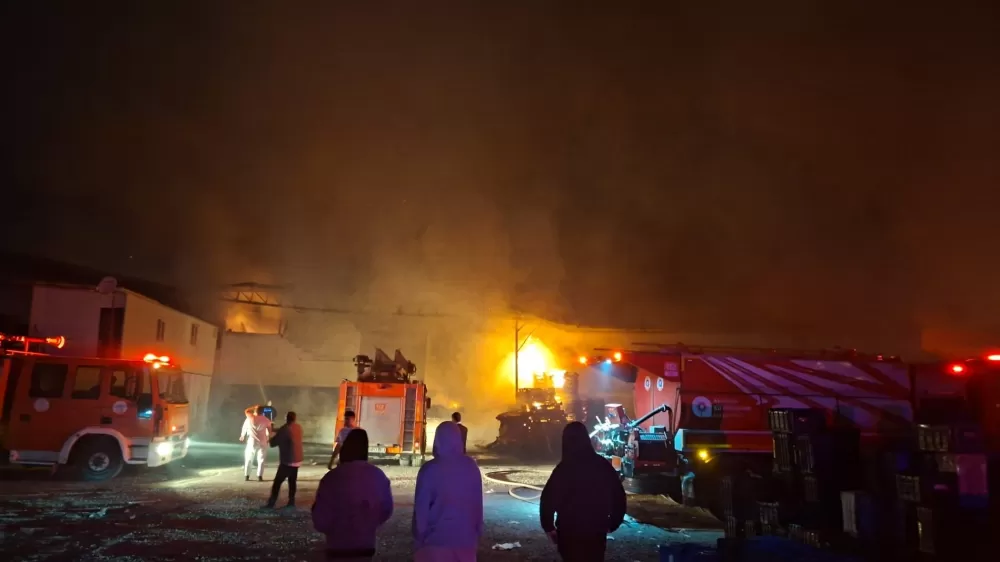 Antalya'da paketleme fabrikası alev alev yandı