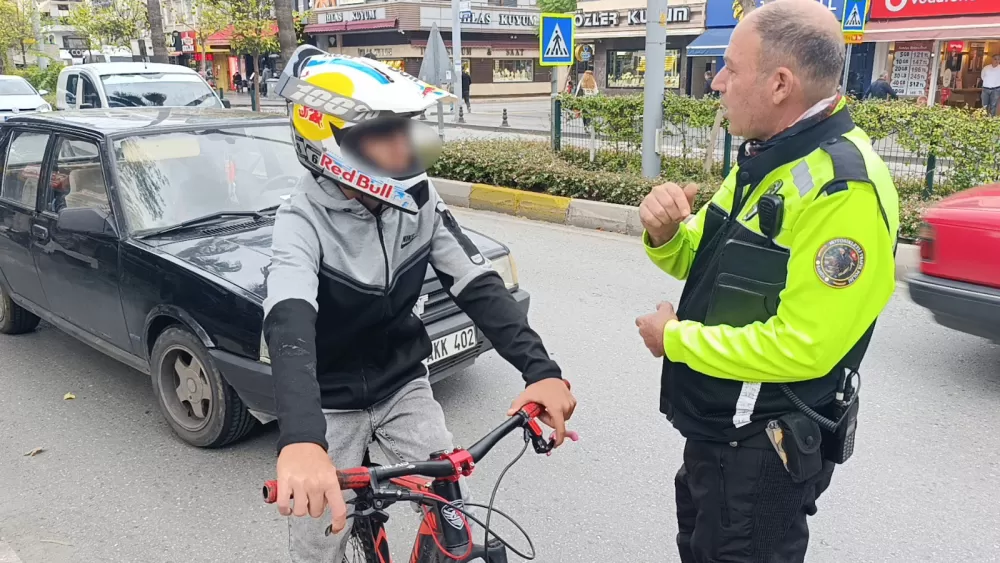 Trafik polisinden trafiği tehlikeye düşüren bisikletliye nasihat: "Bisiklete ceza yazılmaz diye düşünmeyin"