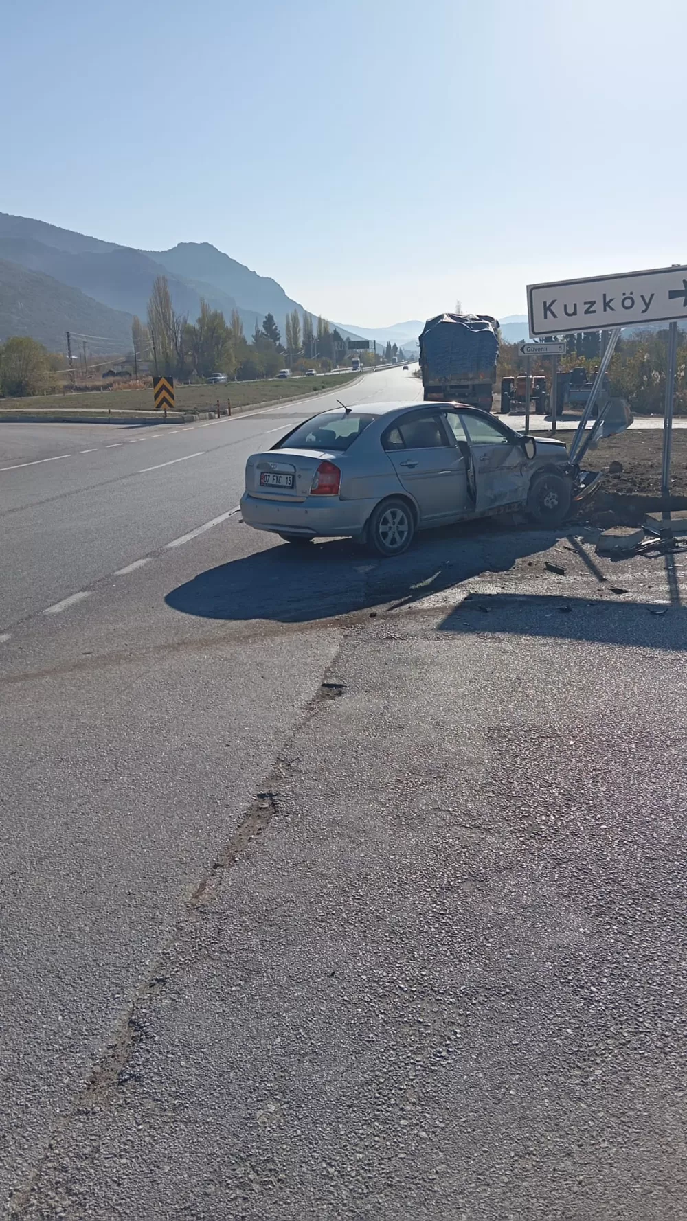 Çeltikçi'de otomobiller çarpıştı 3 kişi yaralandı