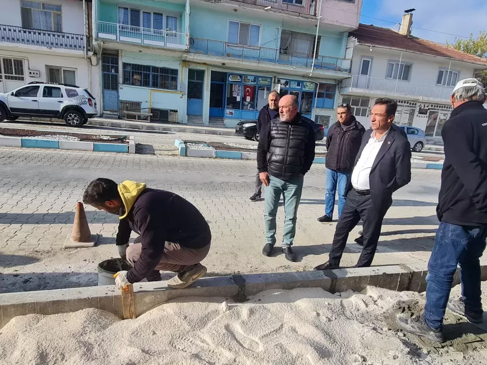 Yeşilova’da Denizli Caddesi’ndeki kaldırım yenileme çalışmaları devam ediyor