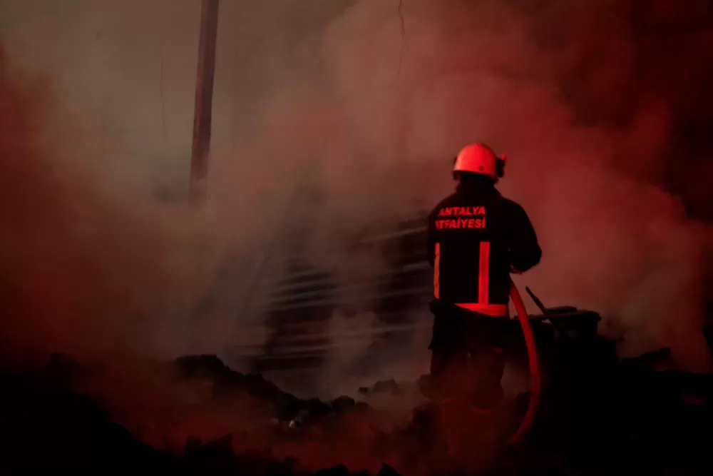 Antalya'da paketleme fabrikası alev alev yandı