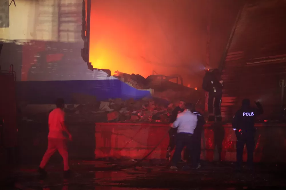 Antalya'da paketleme fabrikası alev alev yandı