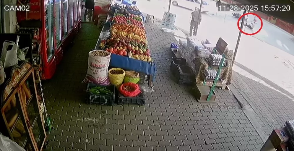 Otomobille çarpışan motosikletli, metrelerce havaya savruldu