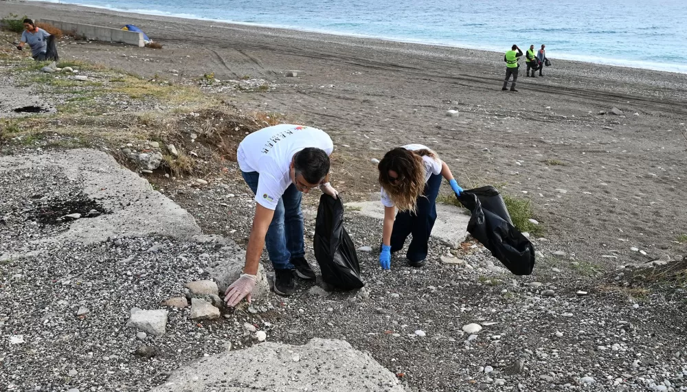 Çamyuva Sahili'nde temizlik