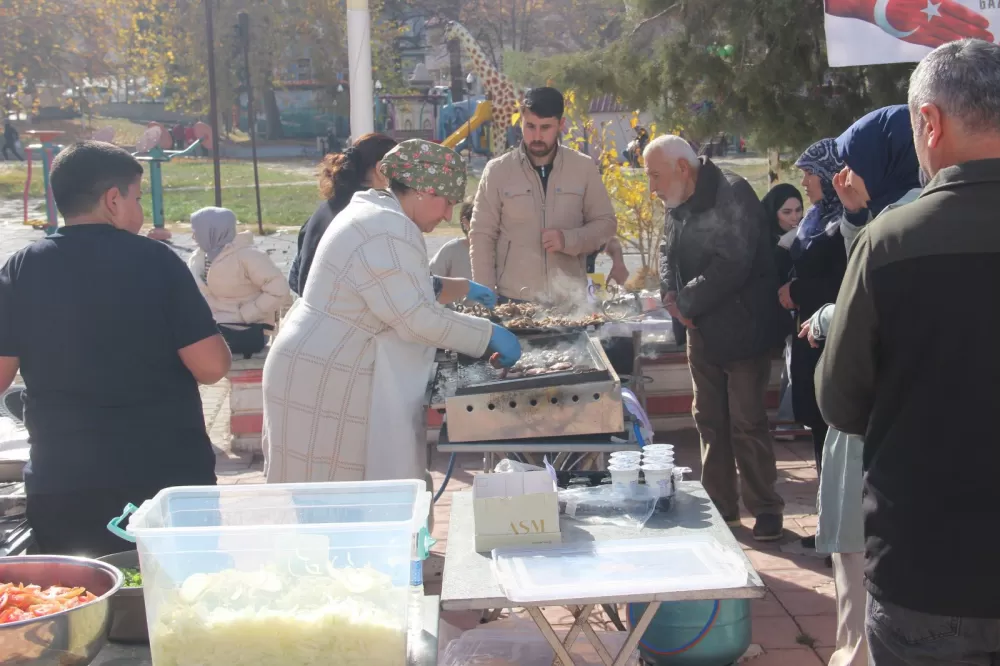 Tefenni Kaymakamı Deveci, 'Kardeşlik Köprüsü' kermesine katıldı