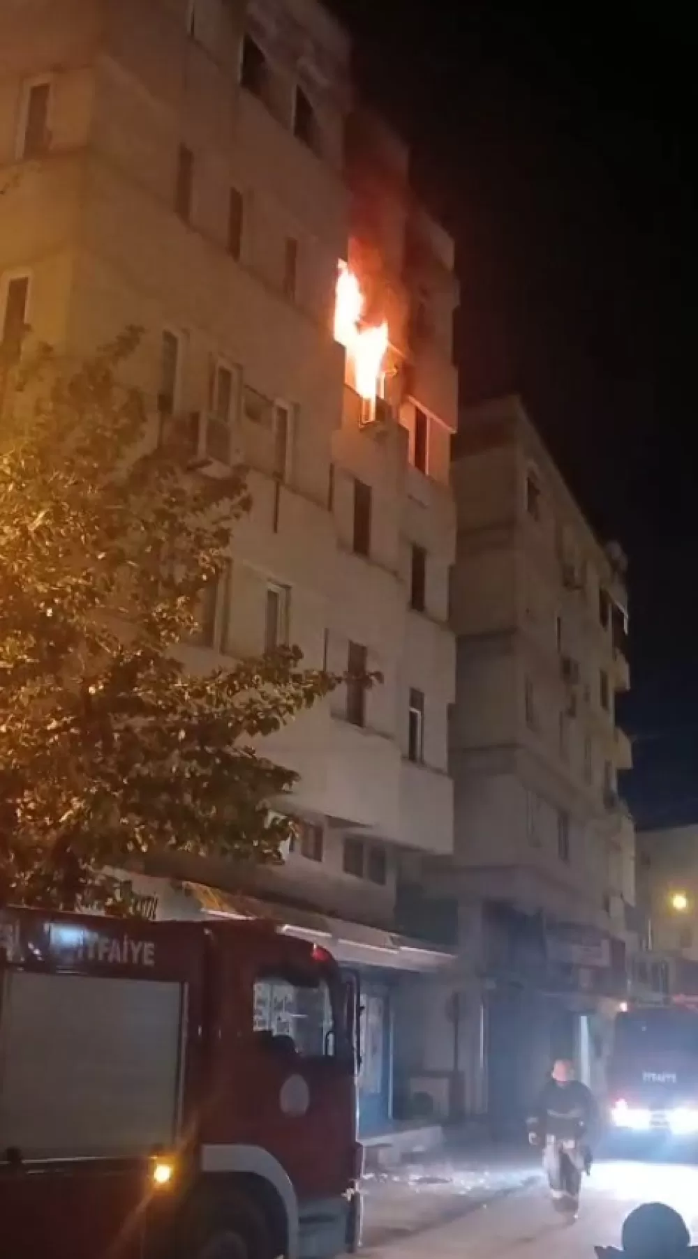 Antalya'da apartman dairesi alev alev yandı