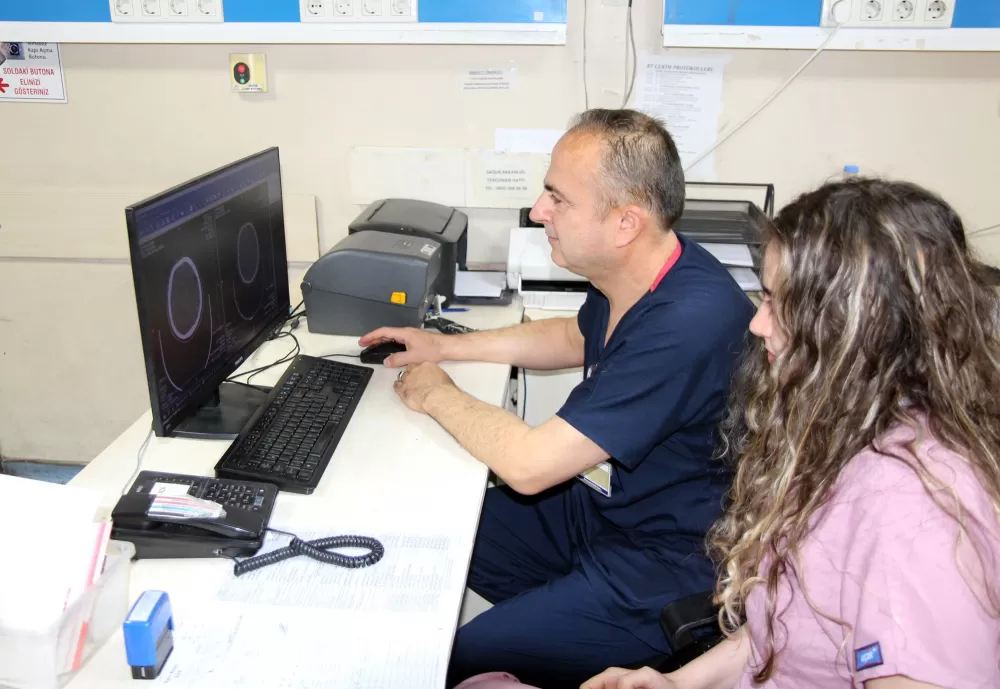 Doktor baba kız birlikte şifa dağıtıyor