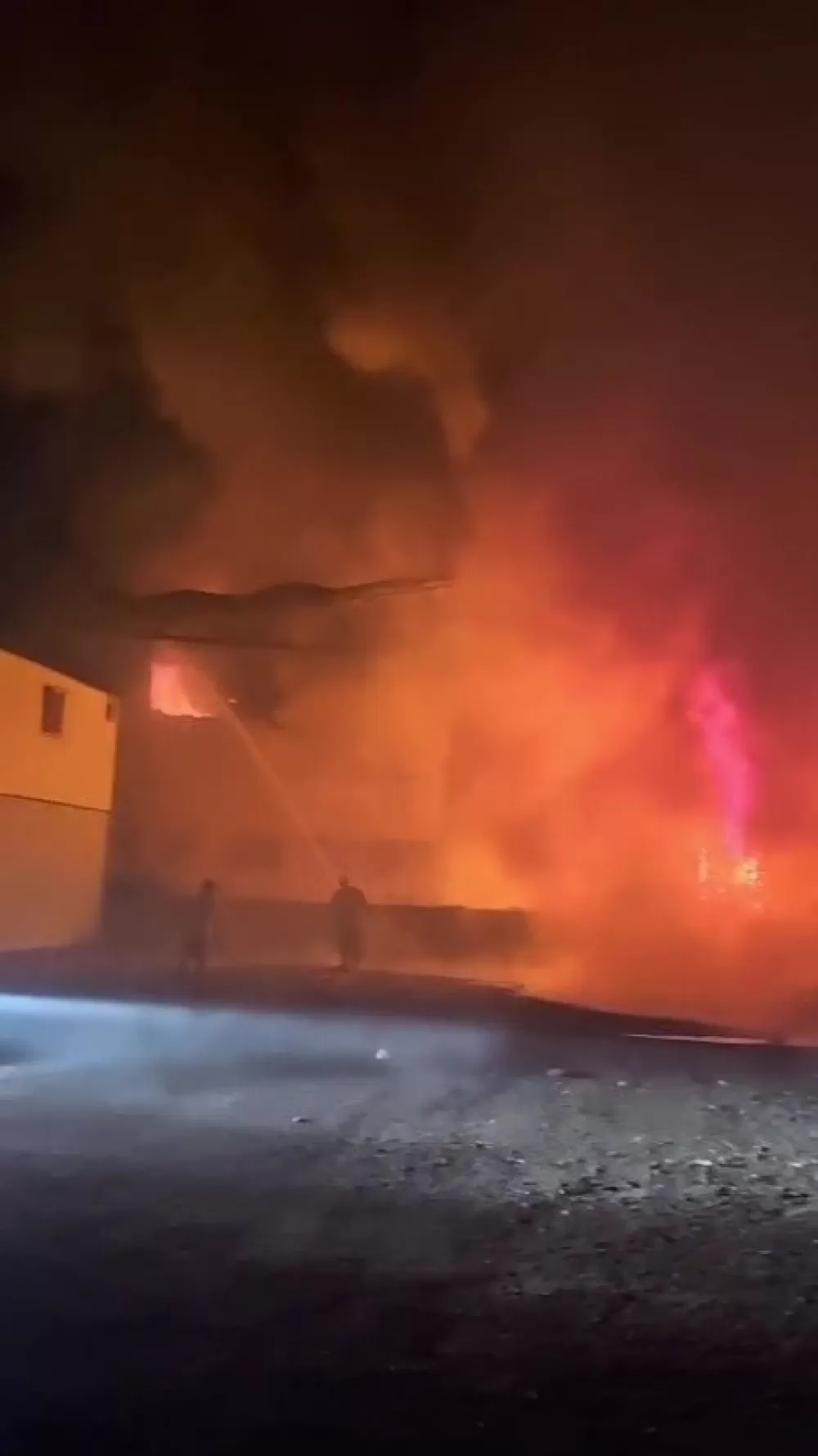 Antalya'da paketleme fabrikası alev alev yandı