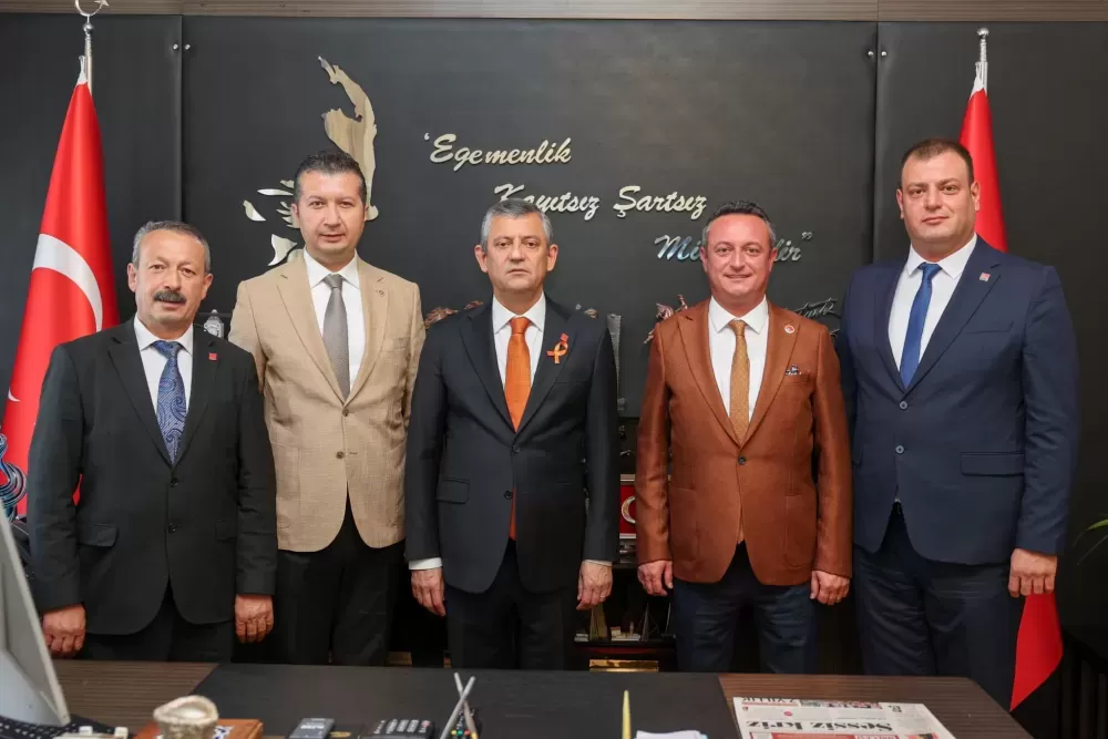 İzzet Akbulut ve CHP Burdur yönetiminden Özgür Özel'e ziyaret