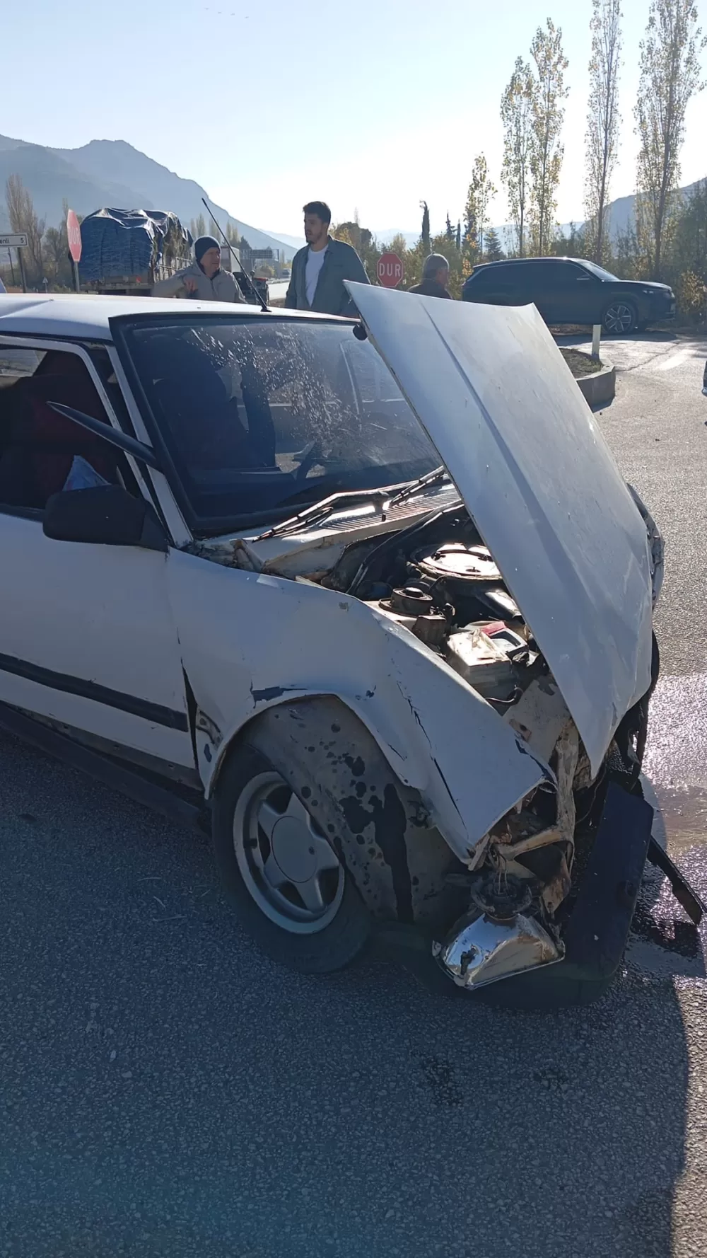 Çeltikçi'de otomobiller çarpıştı 3 kişi yaralandı