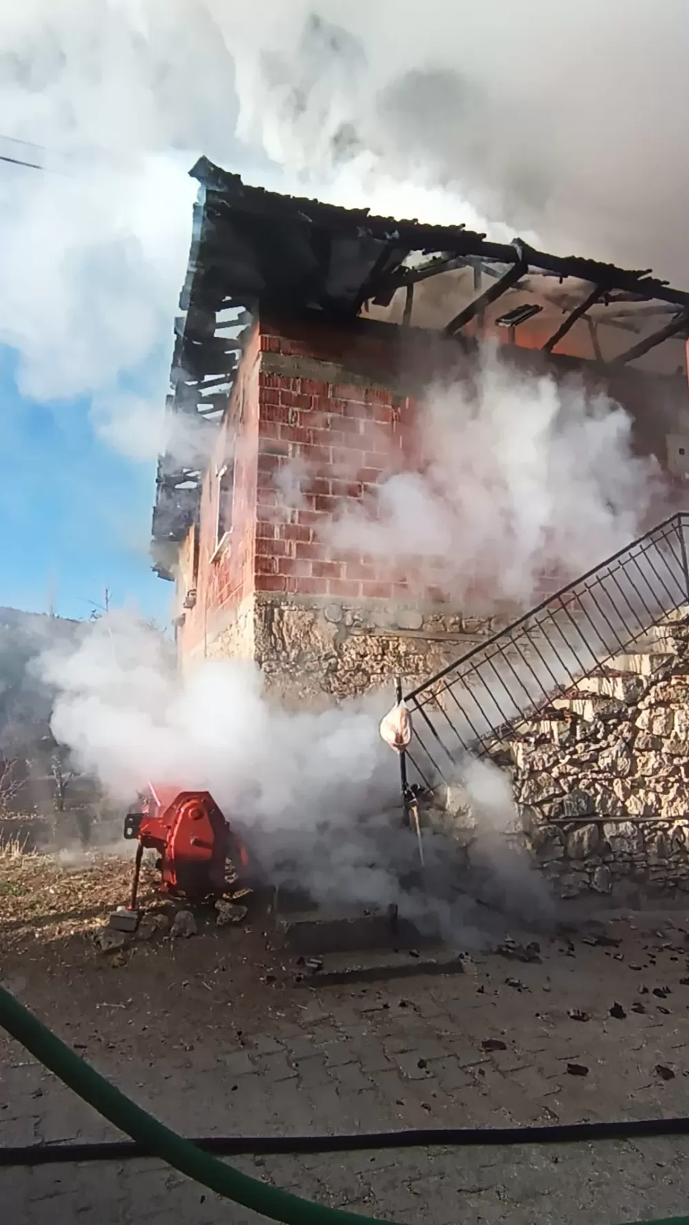 Burdur'da ahşap evde çıkan yangın korkuttu Müdahale sürüyor