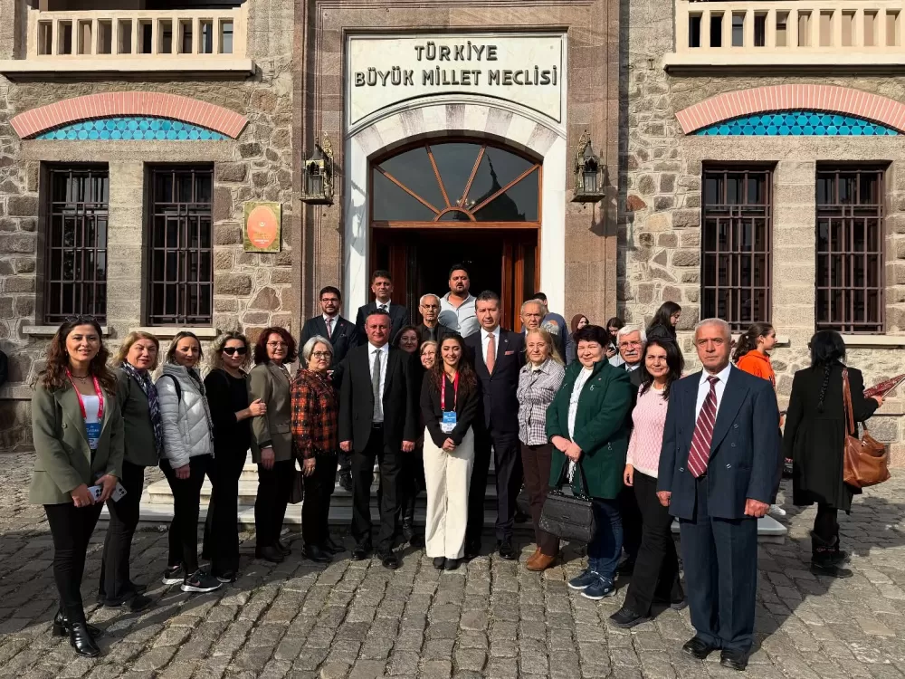 Milletvekili İzzet Akbulut, hemşehrileriyle birlikte meclisleri ziyaret etti