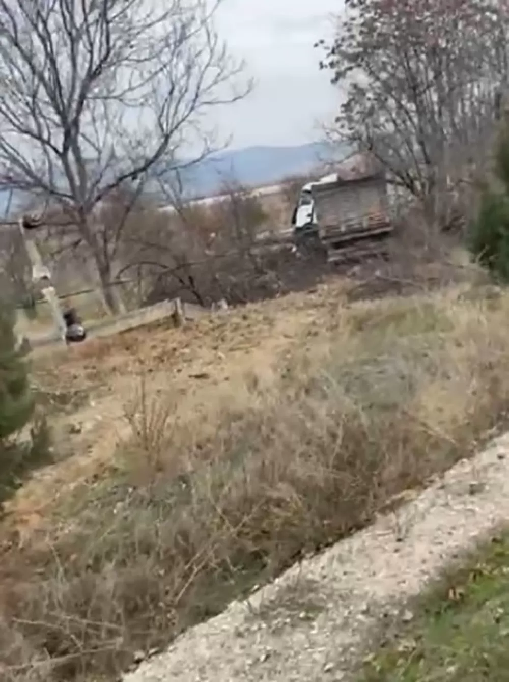 Kontrolden çıkan tır bariyerlere ve elektrik direğine çarparak tarlaya savruldu: 1 yaralı