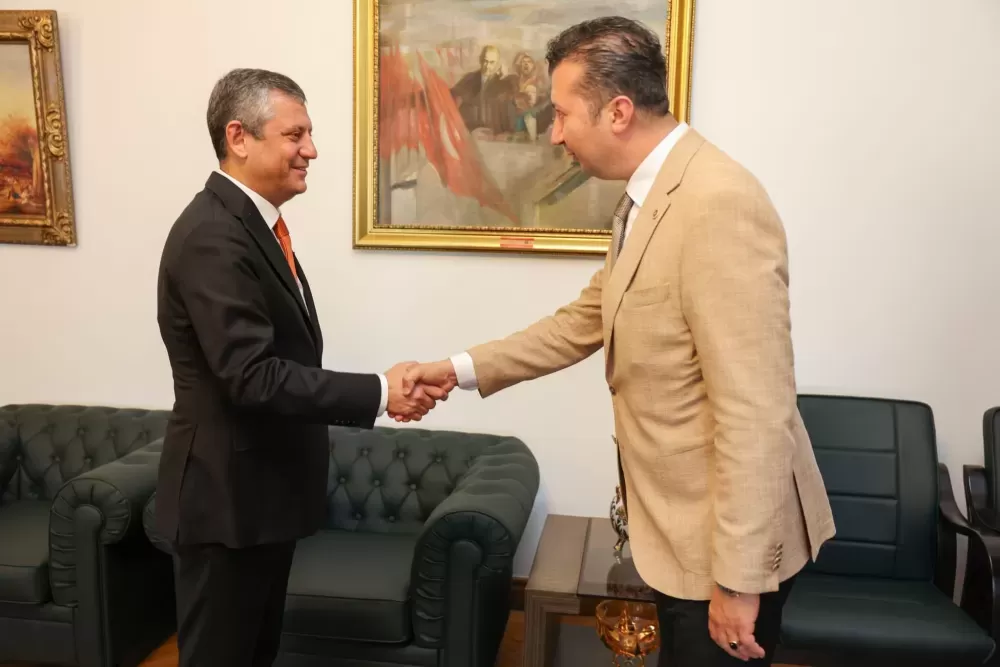 İzzet Akbulut ve CHP Burdur yönetiminden Özgür Özel'e ziyaret