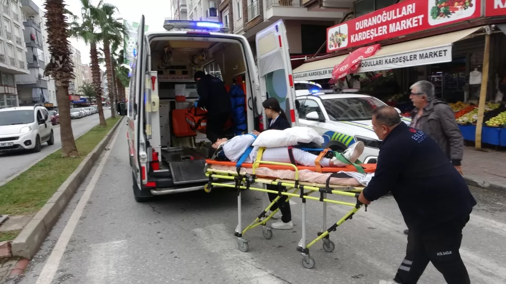 Aracın açılan kapısına çarpan motosikletteki 2 kişi yaralandı