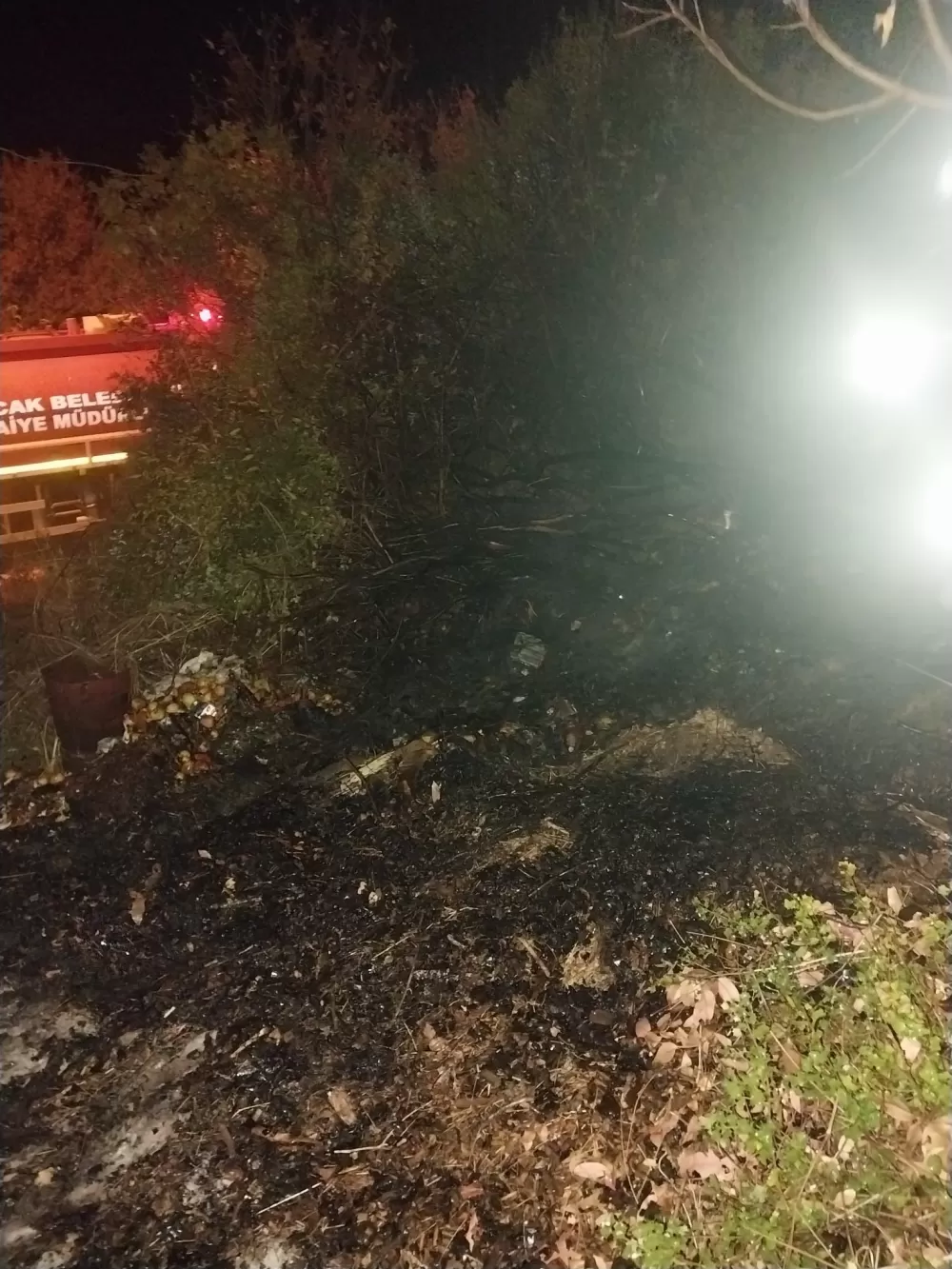 Bucak’ta gece saatlerinde evlere yakın alanda yangın