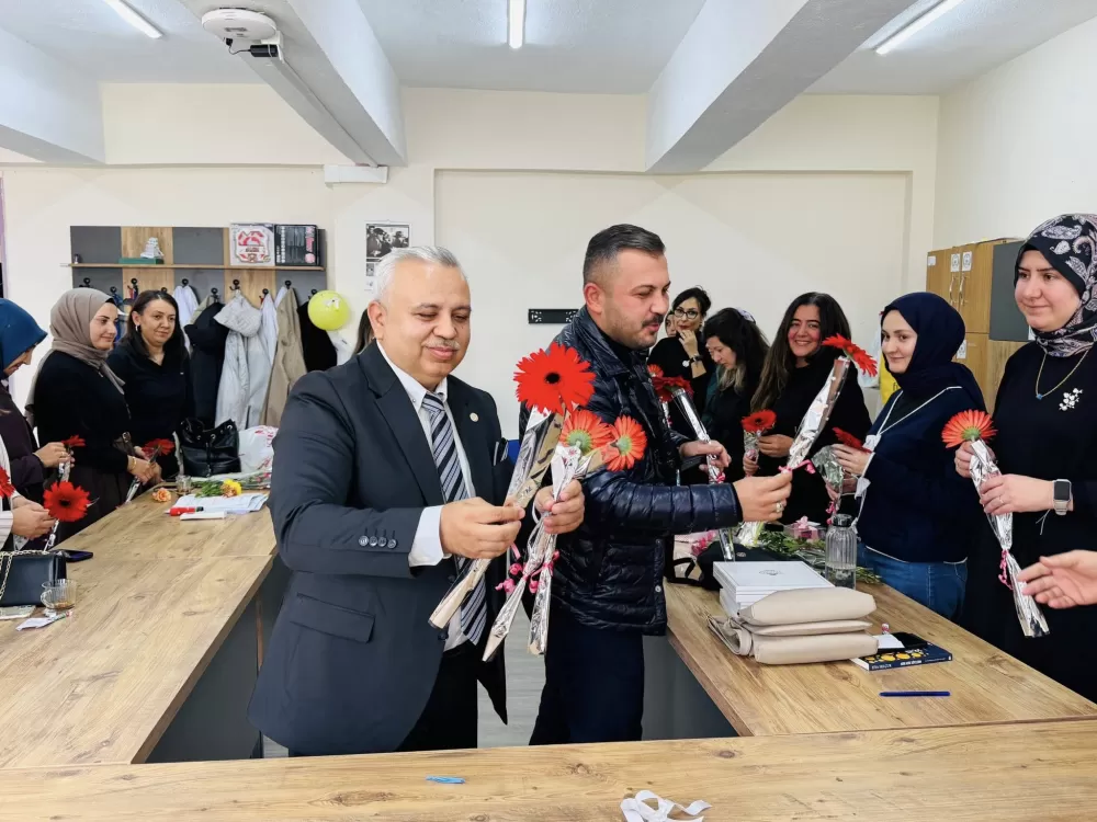 Başkan Delen, Öğretmenler Günü’nü öğretmenlerle kutladı