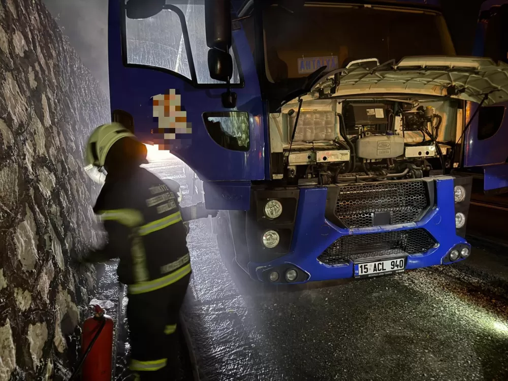 Bucak'ta kamyonda yangın çıktı Ekipler seferber oldu