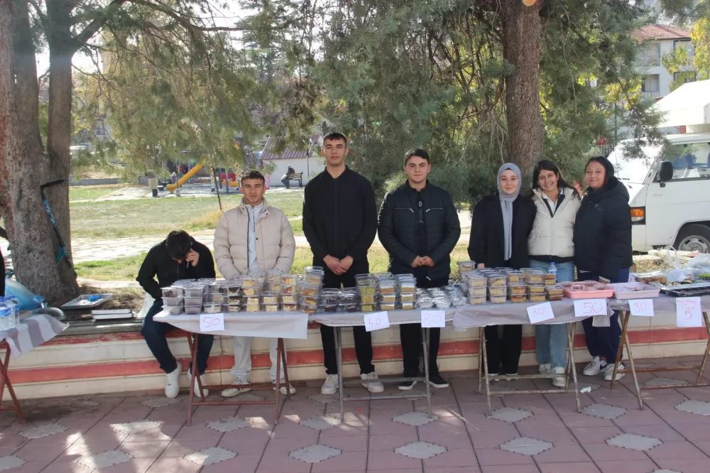 Tefenni Kaymakamı Deveci, 'Kardeşlik Köprüsü' kermesine katıldı