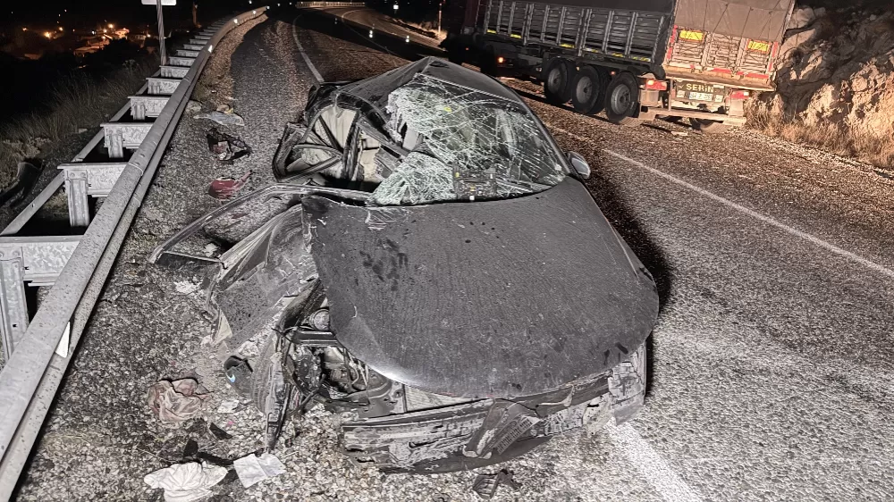   Afyonkarahisar Çay'da Tıra çarpan otomobilde 4 kişi yaralandı