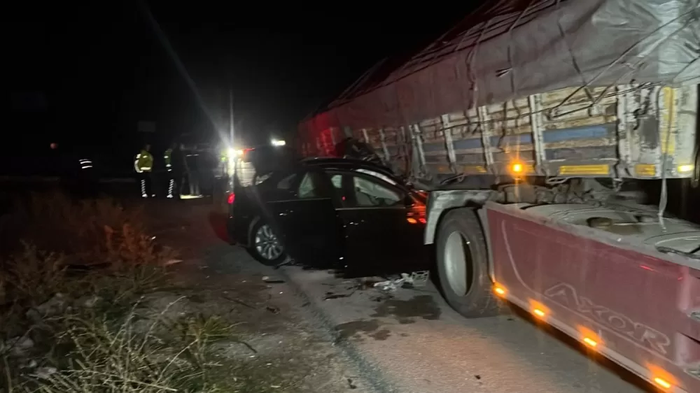  Afyonkarahisar'da otomobilin tırla çarptığı feci kazada 2 kişi öldü, 2 kişi yaralandı