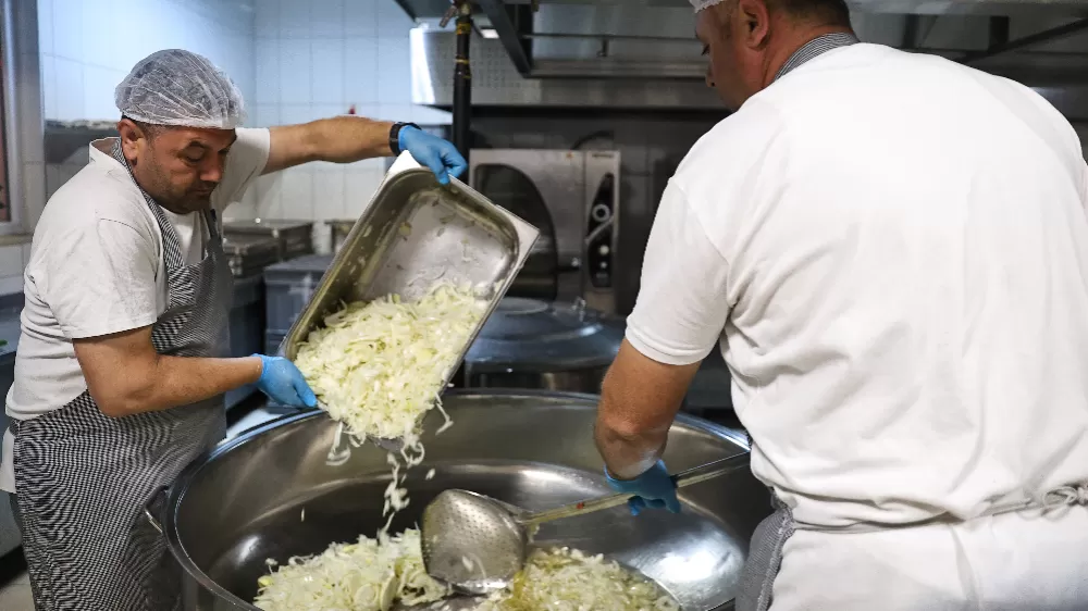 Alanya Aşevi’nden ihtiyaç sahiplerine günde 2 öğün sıcak yemek