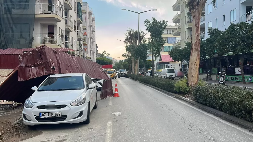 Alanya'da fırtına inşaat korkuluklarını uçurdu, park halindeki araca zarar verdi
