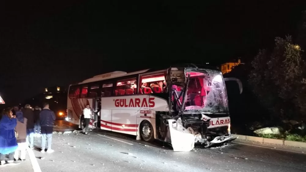 Alanya'da otobüs ile tır çarpıştı: 5 yaralı