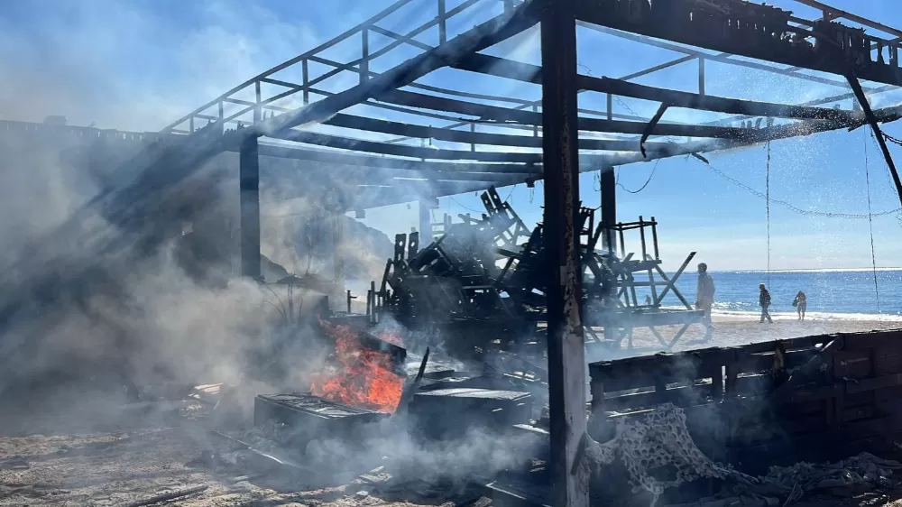 Alanya'da plaj büfesi alev alev yandı