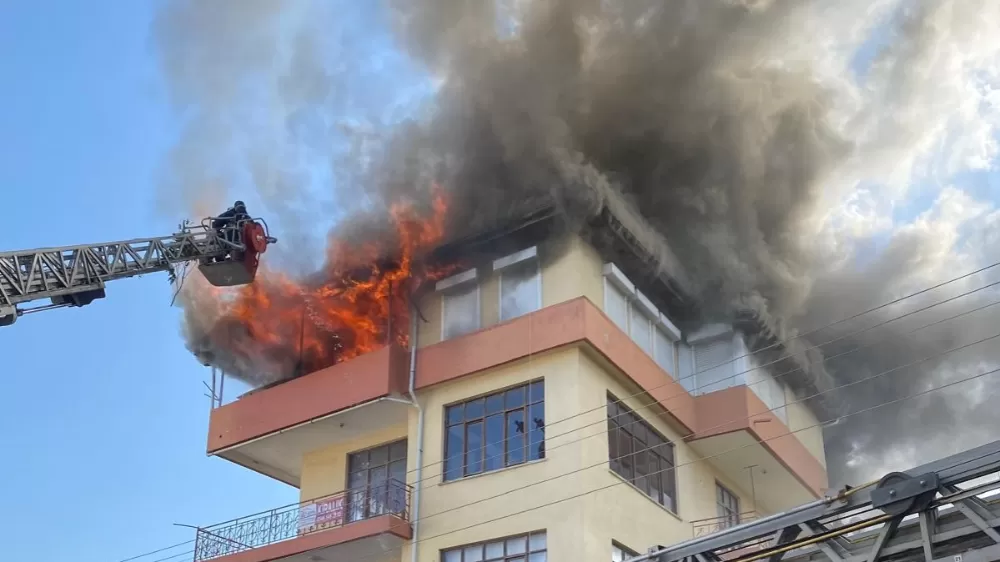 Alevler içindeki dairede mahsur kalan 3 küçük çocuğu inşaat işçileri ve mahalle sakinleri kurtardı