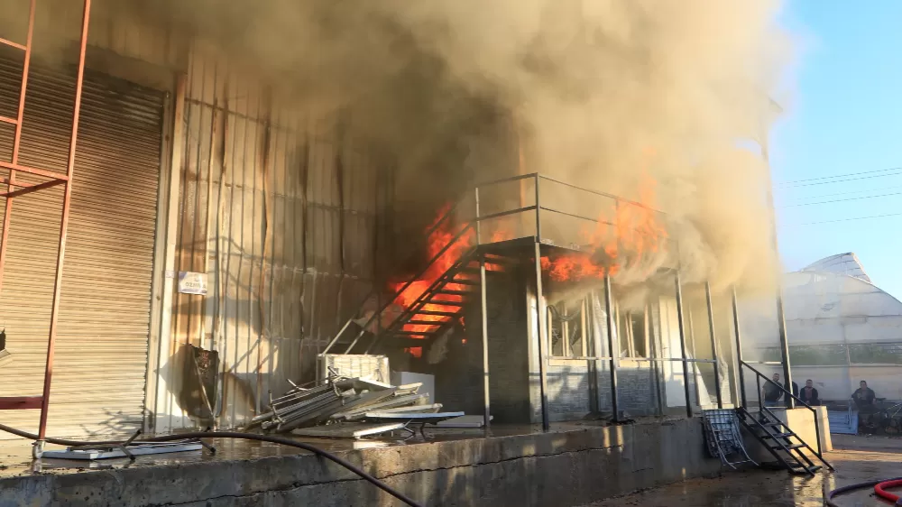 Antalya Aksu'da mobilya üretimi yapan bir tesiste yangın çıktı 