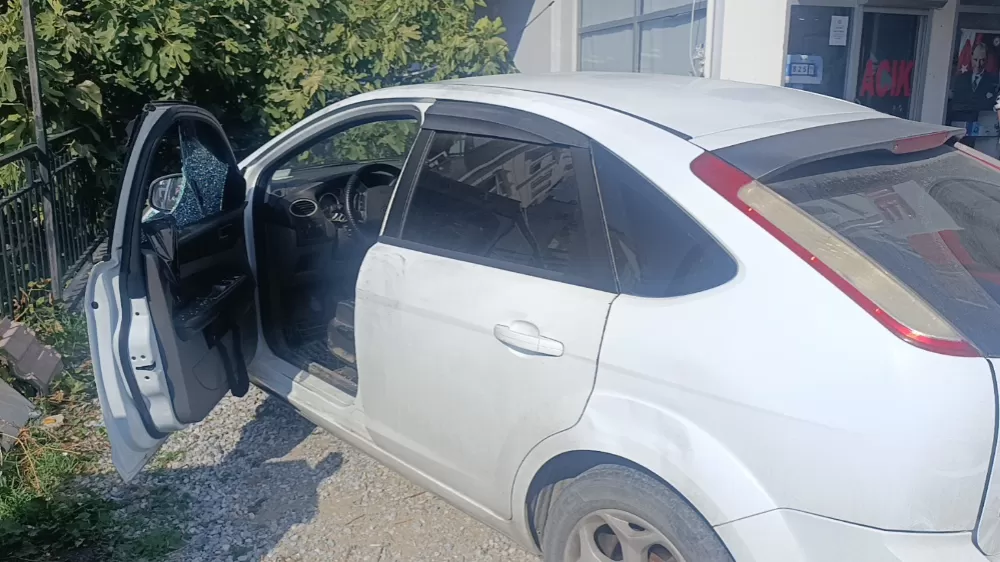 Antalya'da 16 yaşındaki çocuk otomobilin camını kırıp 50 bin TL çaldı
