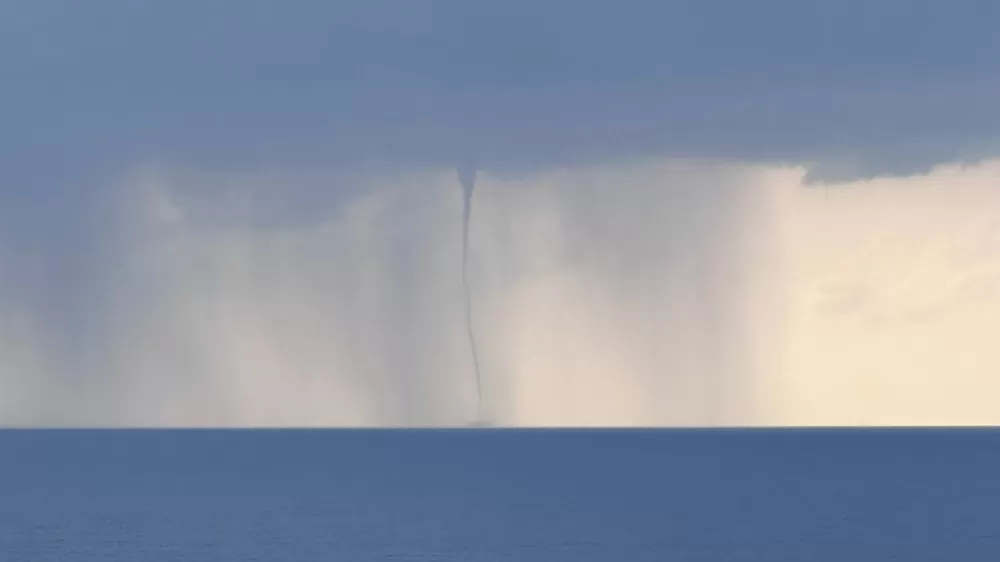 Antalya'da ardı ardına çıkan hortumlar kamerada