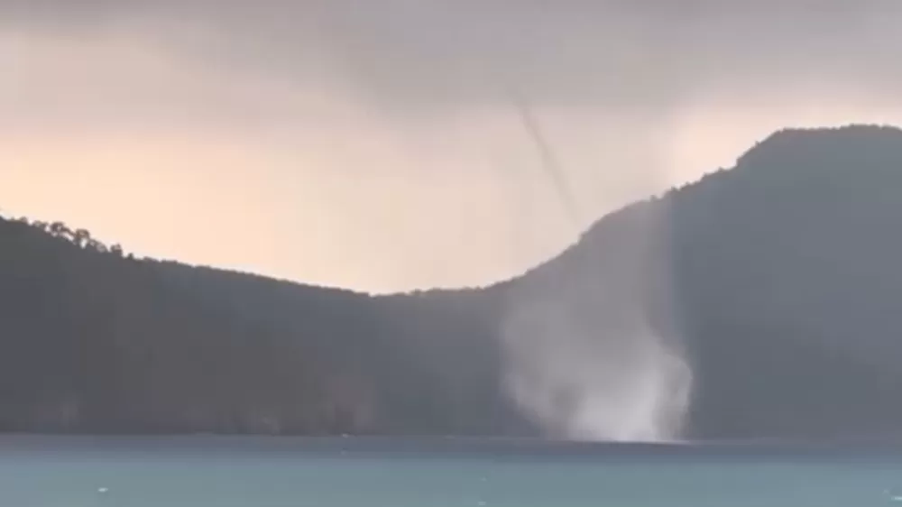 Antalya'da denizde aynı anda 2 hortum oluştu