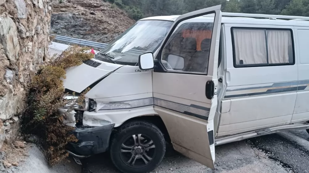 Antalya'da istinat duvarına çarpan aracın sürücüsü yaralandı