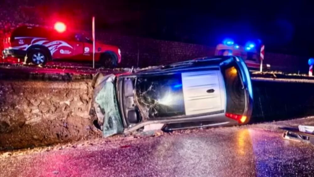 Antalya'da kontrolden çıkan otomobil yan yattı: 3 yaralı